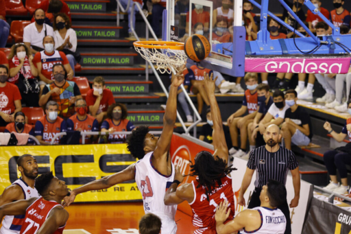 Foto:acb Photo / J. Alberch. Enoch intenta taponar a Moneke