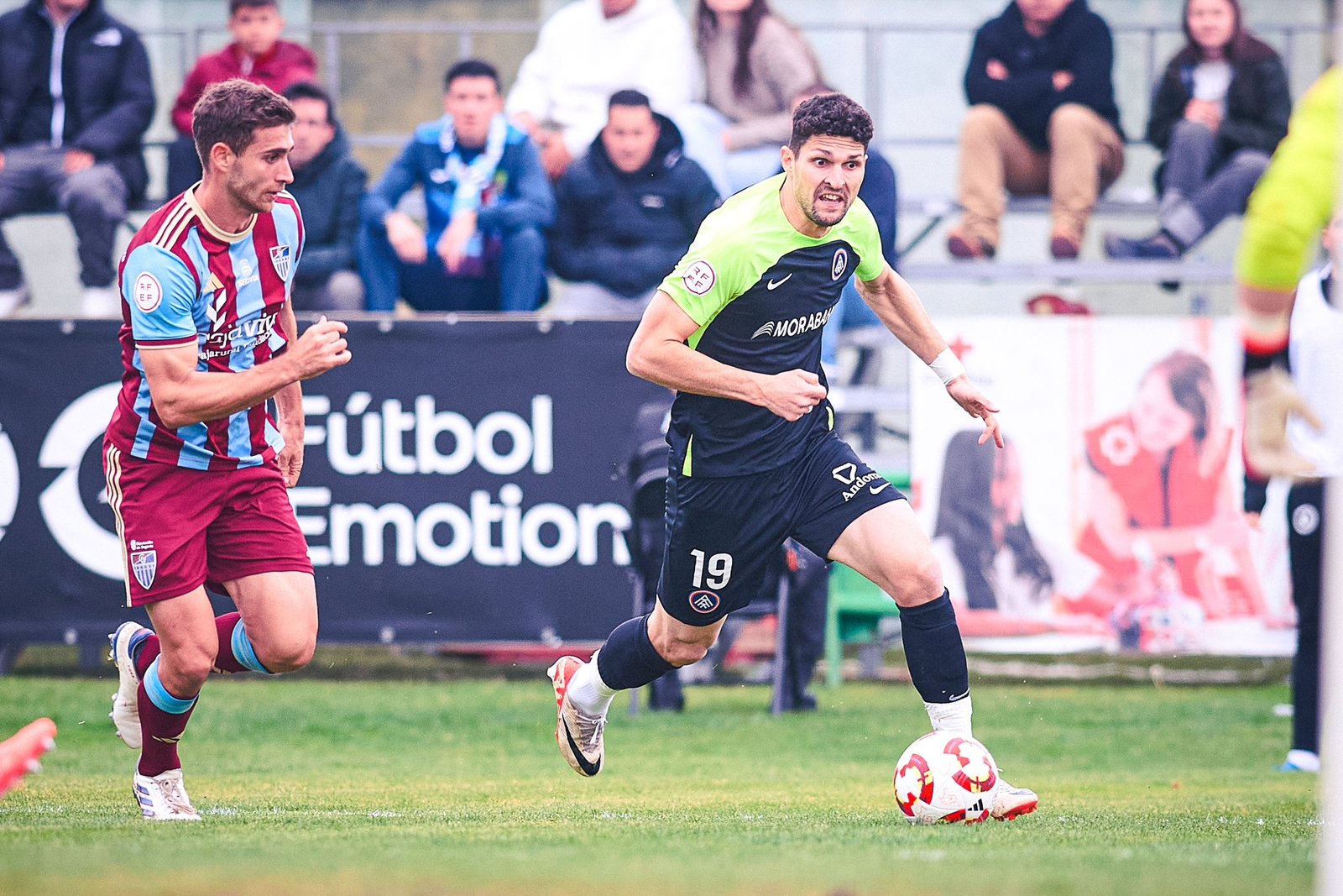 Christos Almpanis, jugador del FC Andorra, conduce la pelota en el partido contra la Gimnástica Segoviana. Fuente: FC Andorra "X"