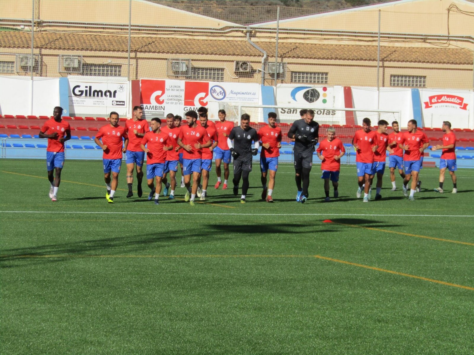 Los jugadores de la Deportiva Minera calientan en un entrenamiento de esta semana. Fuente: Deportiva Minera "X"