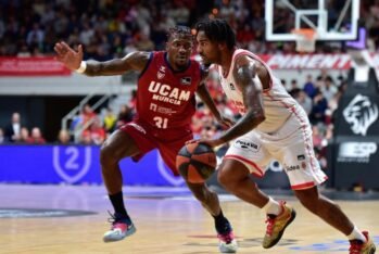 Jones botando el balón contra Ennis