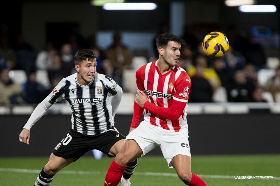 Dani Escriche y Rober Pier, atentos al movimiento del balón. Fuente: LaLiga