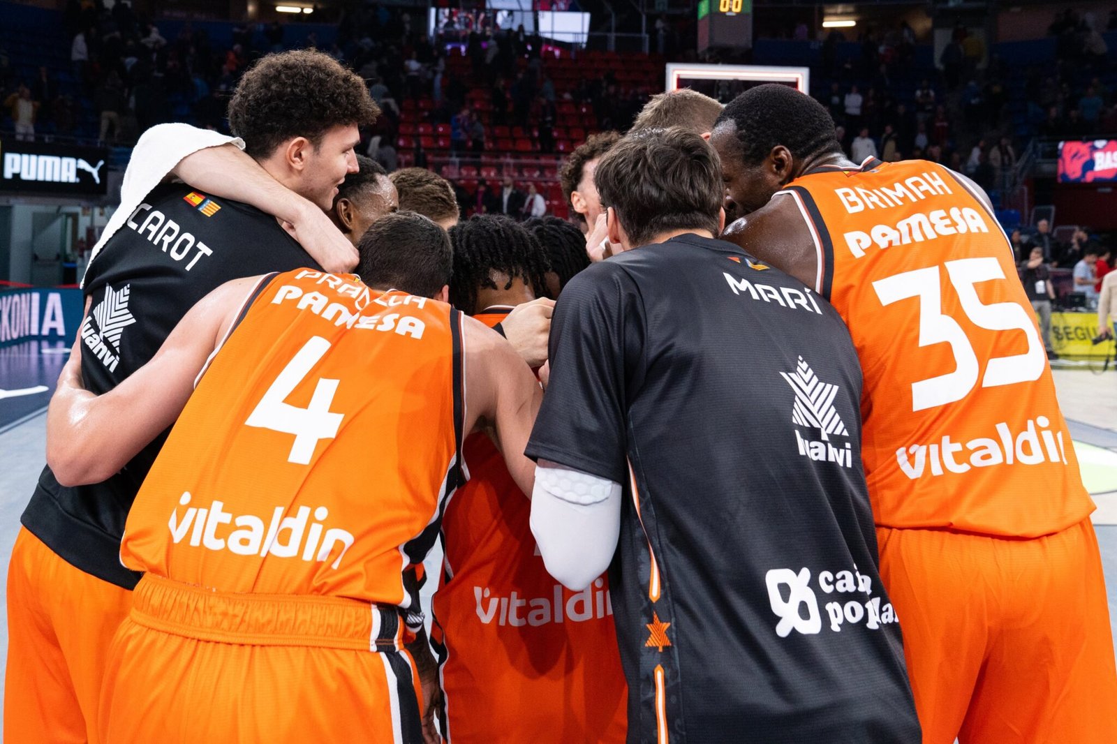 Los jugadores del Valencia Basket en un tiempo muerto 