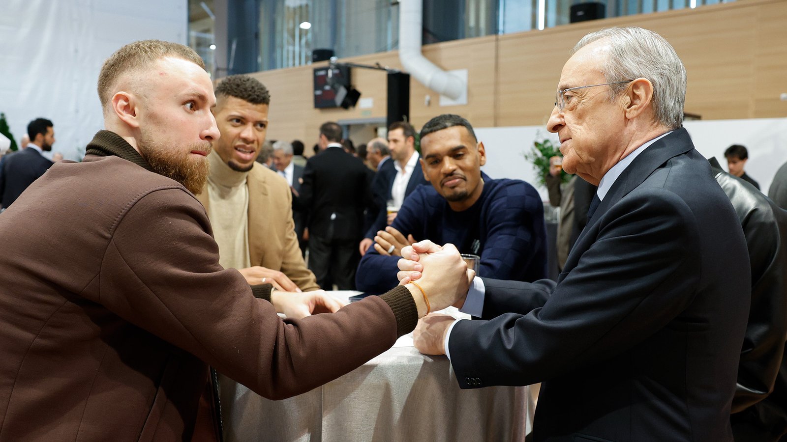 Dzanan Musa, Walter Taveres y Xavier Rathan-Mayes junto a Florentino Pérez, en la comida naviá del Real Madrid (Fotografía:Real Madrid/X)