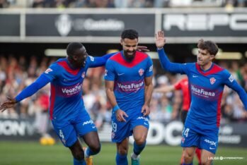 Mourad celebrando su gol y el primero del partido con sus compañeros.