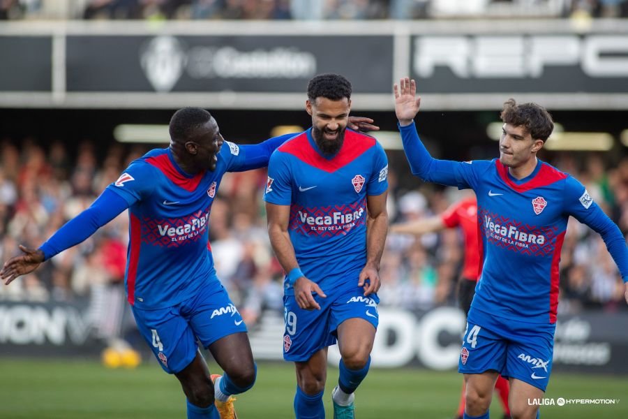 Mourad celebrando su gol y el primero del partido con sus compañeros.