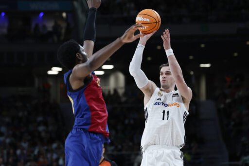 Mario Hezonja tira delante de Chimiezie Metu. Foto: Edy Tavares anota bajo canasta con Jan Vesely siendo testigo. Foto: María Jiménez