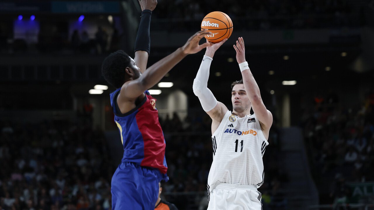 Mario Hezonja tira delante de Chimiezie Metu. Foto: Edy Tavares anota bajo canasta con Jan Vesely siendo testigo. Foto: María Jiménez