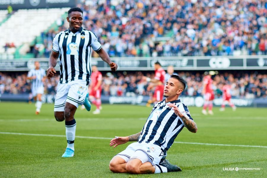 Israel Suero celebra el gol anotado ante el FC Cartagena. Fuente: LaLiga vía "web"