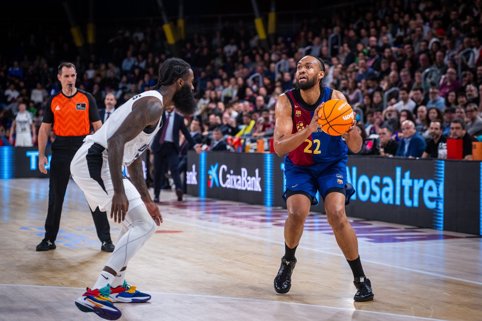 Jabari Parker amenaza con tirar en las barbas de Howard Sant - Roos. Fuente: FC Barcelona Basket "X"