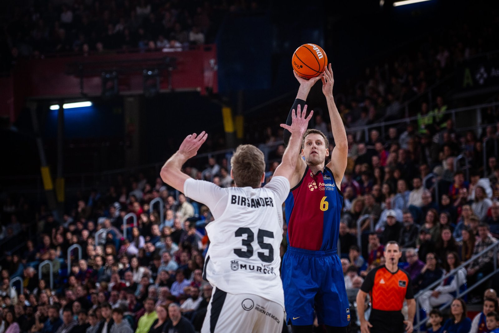 Jan Vesely tira delante de Simon Birgander durante el encuentro. Fuente: FC Barcelona Basket "X"