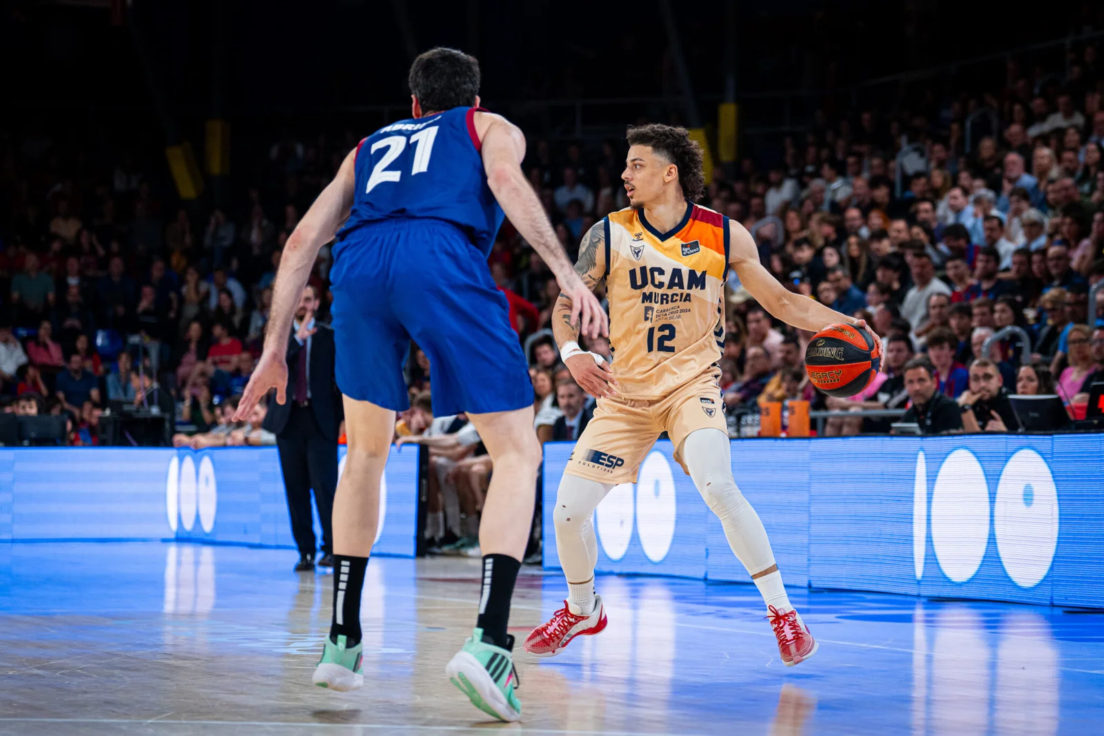 Jonah Radebaugh maneja la pelota en el último partido entre culés y universitarios. Fuente: UCAM Murcia