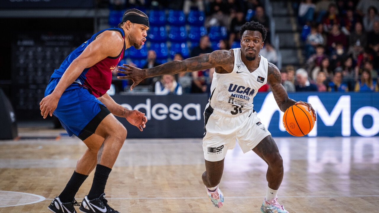 Justin Anderson intenta quitarle la pelota a Dulan Ennis. Foto: Marc Graupera