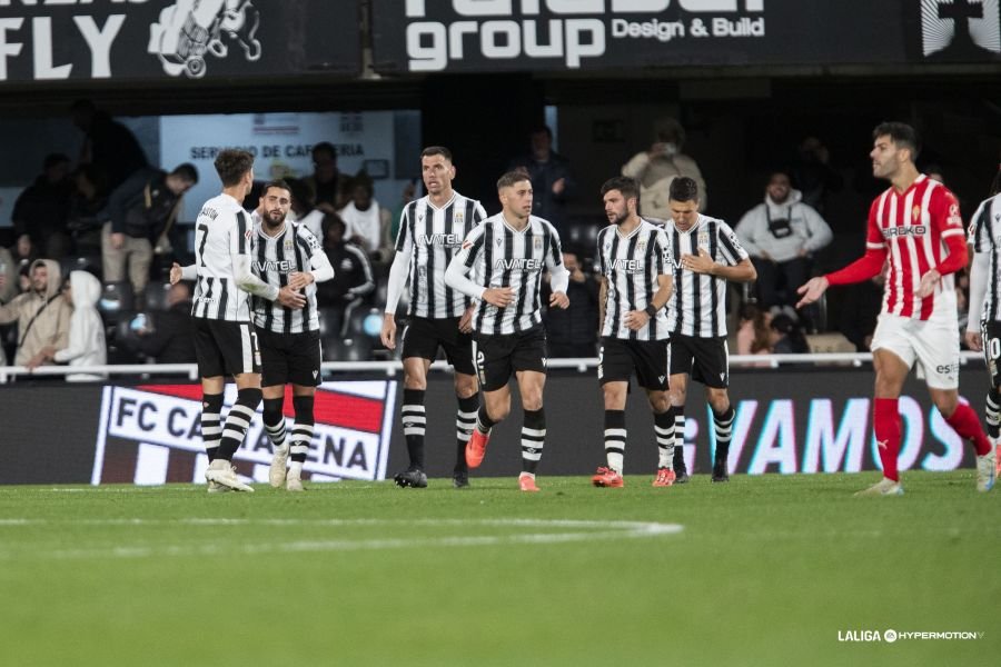 Gastón Valles abraza a Luis Muñoz una vez este anota el penalti. Fuente: LaLiga