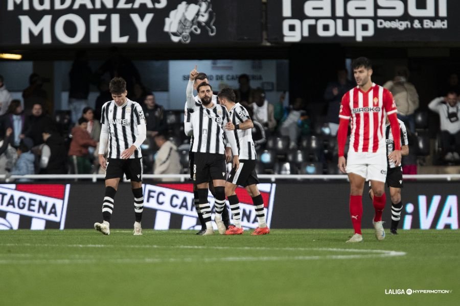 Luis Muñoz celebra el gol de penalti metido ante el Sporting de Gijón. Fuente: LaLiga