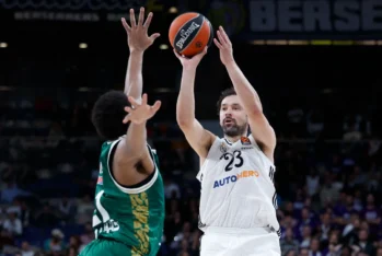 Sergio Llull, lanzando en el partido ante Zalgiris(Fotografía: Victor Carretero/Real Madrid.com)