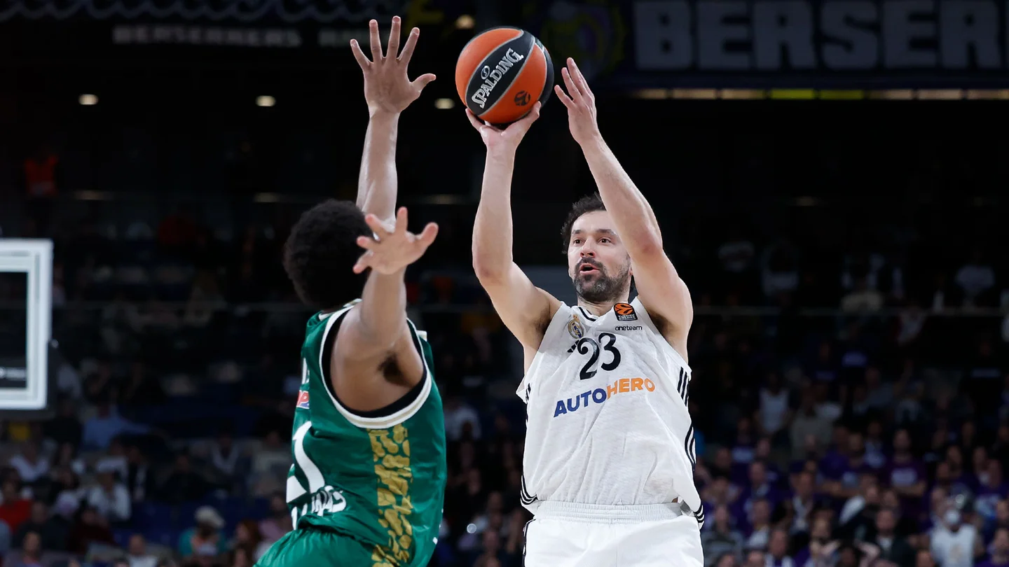 Sergio Llull, lanzando en el partido ante Zalgiris(Fotografía: Victor Carretero/Real Madrid.com)