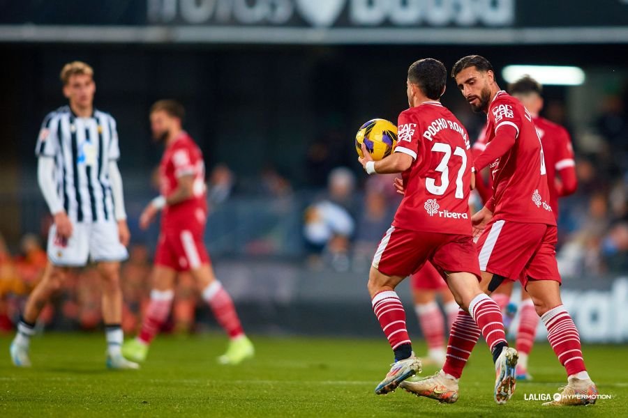 Pocho Román se da prisa para sacar rápido de centro. Fuente: LaLiga vía "web"