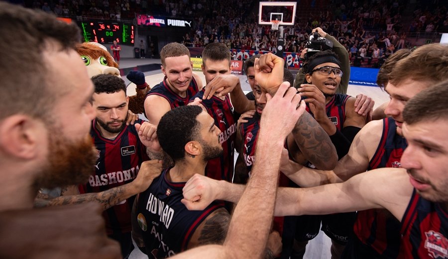 Los jugadores de Baskonia haciendo piña