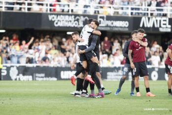 Tomás Mejías abraza a Arnau Ortiz el día que el Cartagena logró la salvación ante el Tenerife. Fuente: LaLiga vía web