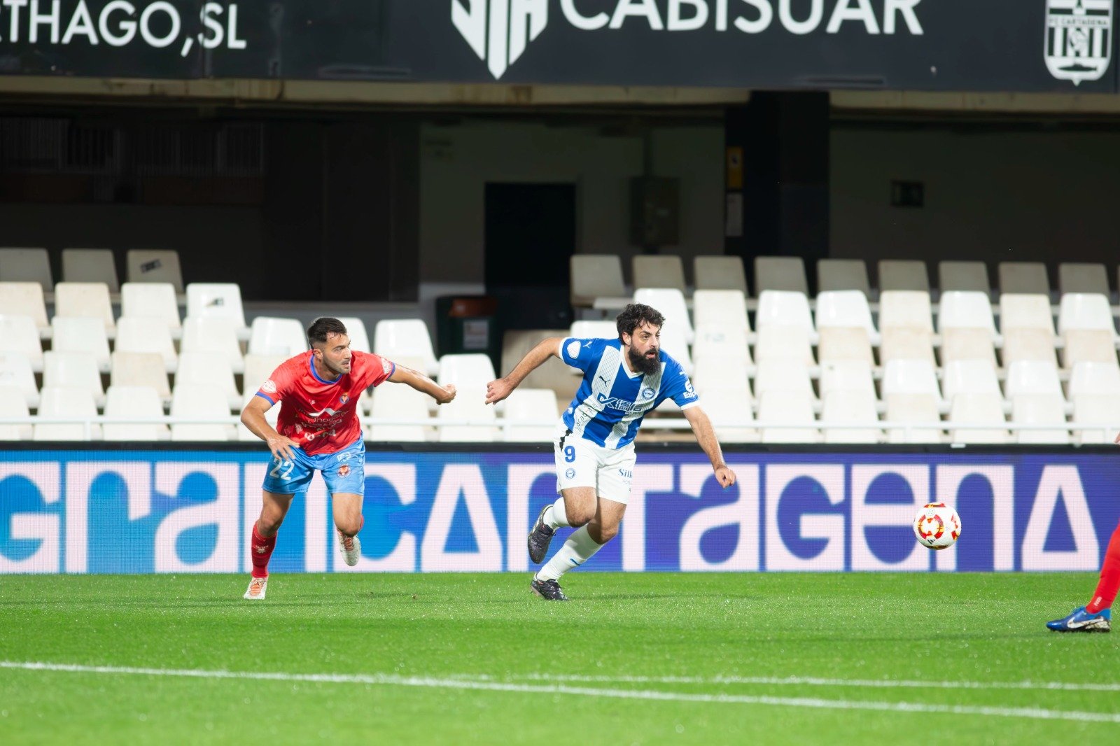 Villalibre se marcha de la marca de David Morante. Fuente: Deportivo Alavés "X"