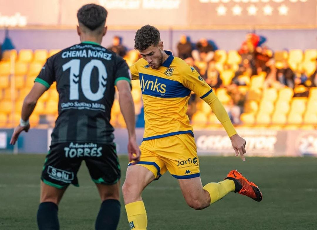 Joan Rojas cuelga un centro en el partido entre el Alcorcón y el Antequera