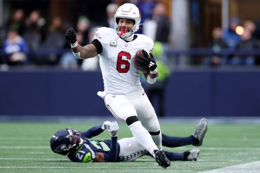 James Conner #6 of the Arizona Cardinals contra los Seattle Seahawks en el Lumen Field el 24 de Noviembre de 2024 en Seattle, Washington. (Fotografía: Steph Chambers/Getty Images)