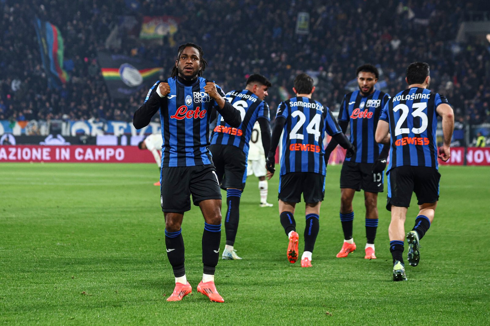 BÉRGAMO, ITALIA - 6 DE DICIEMBRE: Ademola Lookman de Atalanta celebra después de marcar el segundo gol de su equipo durante el partido de Serie A entre Atalanta y AC Milan en el estadio Gewiss el 6 de diciembre de 2024 en Bérgamo, Italia. (Foto de Giuseppe Cottini/Getty Images)
