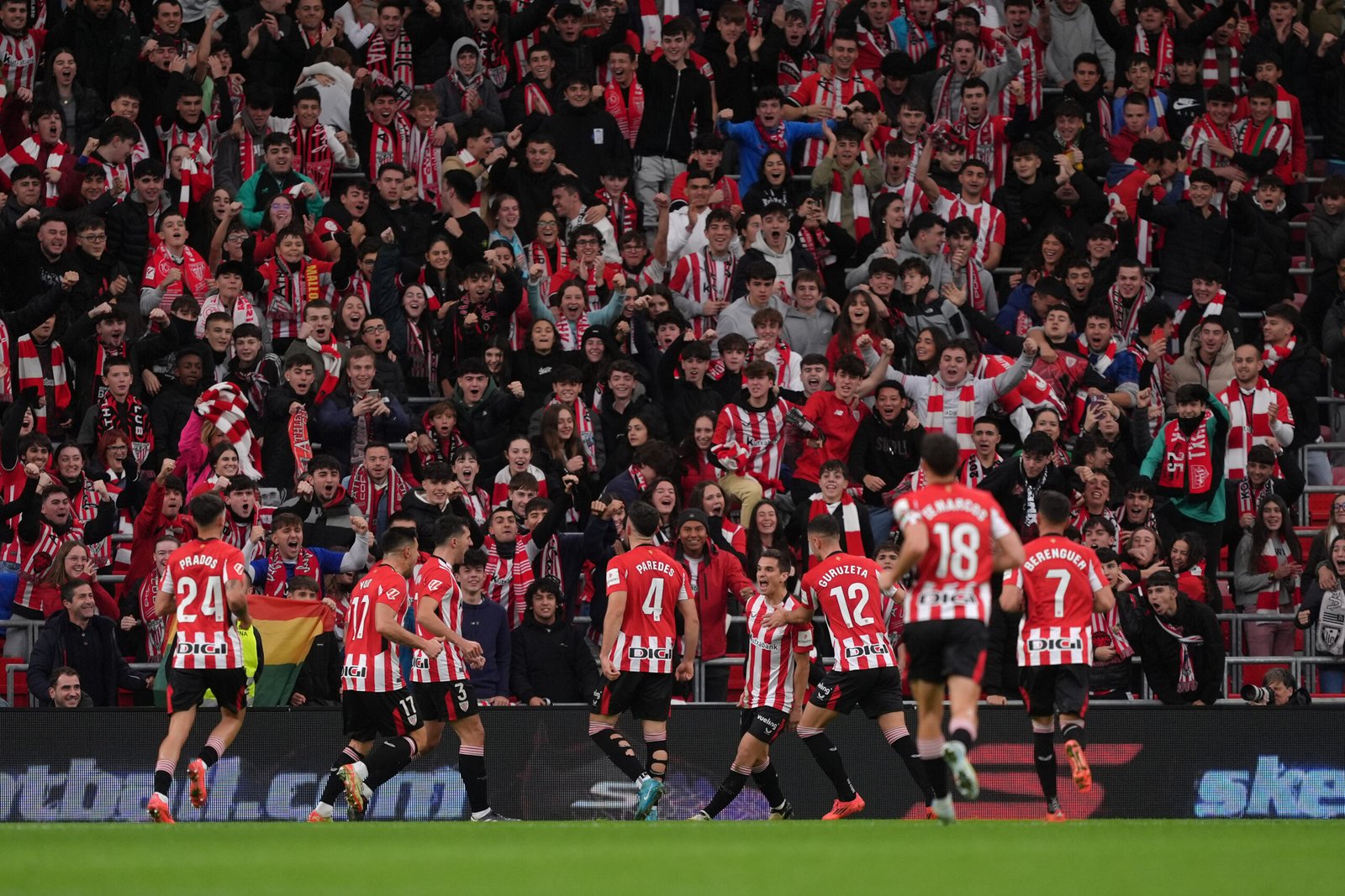 Aitor Paredes del Athletic Club celebra el primer gol de su equipo con sus compañeros