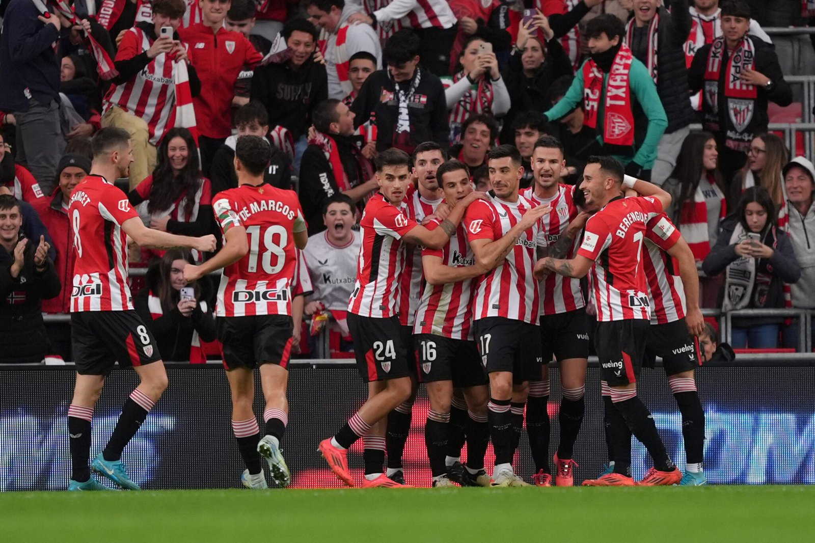 Aitor Paredes del Athletic Club celebra el primer gol de su equipo con sus compañeros 