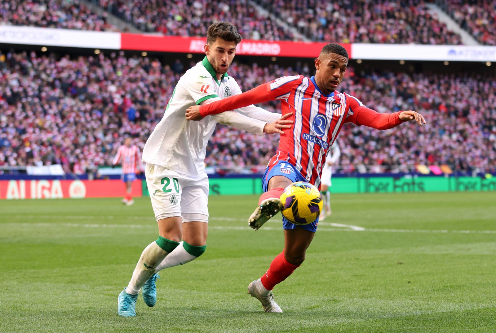 MADRID, ESPAÑA - 15 DE DICIEMBRE: Samuel Lino del Atlético de Madrid es presionado por Yellu Santiago del Getafe CF durante el partido de LaLiga entre el Atlético de Madrid y el Getafe CF en el Riad Air Metropolitano el 15 de diciembre de 2024 en Madrid, España. (Foto de Florencia Tan Jun/Getty Images)