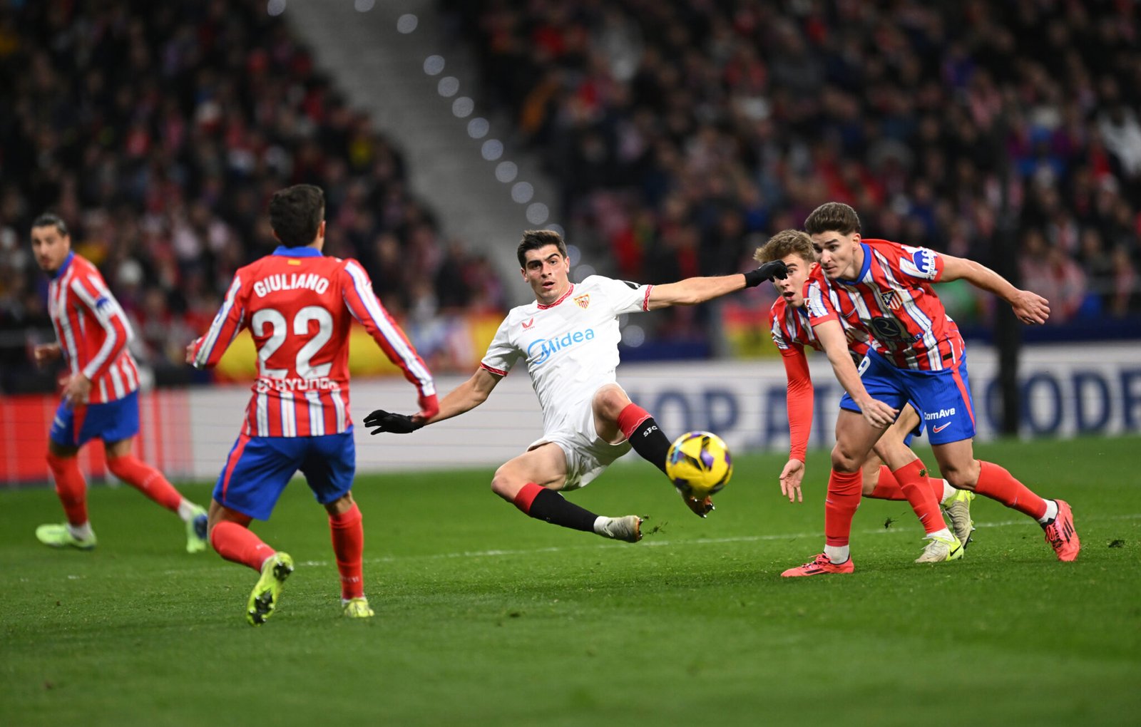 MADRID, ESPAÑA - 08 DE DICIEMBRE: Juanlu Sánchez del Sevilla FC (C) se estira para el balón por delante de Julián Álvarez del Atlético de Madrid (R) durante el partido de LaLiga entre el Atlético de Madrid y el Sevilla FC en el Riad Air Metropolitano el 08 de diciembre de 2024 en Madrid, España. (Foto de Denis Doyle/Getty Images)