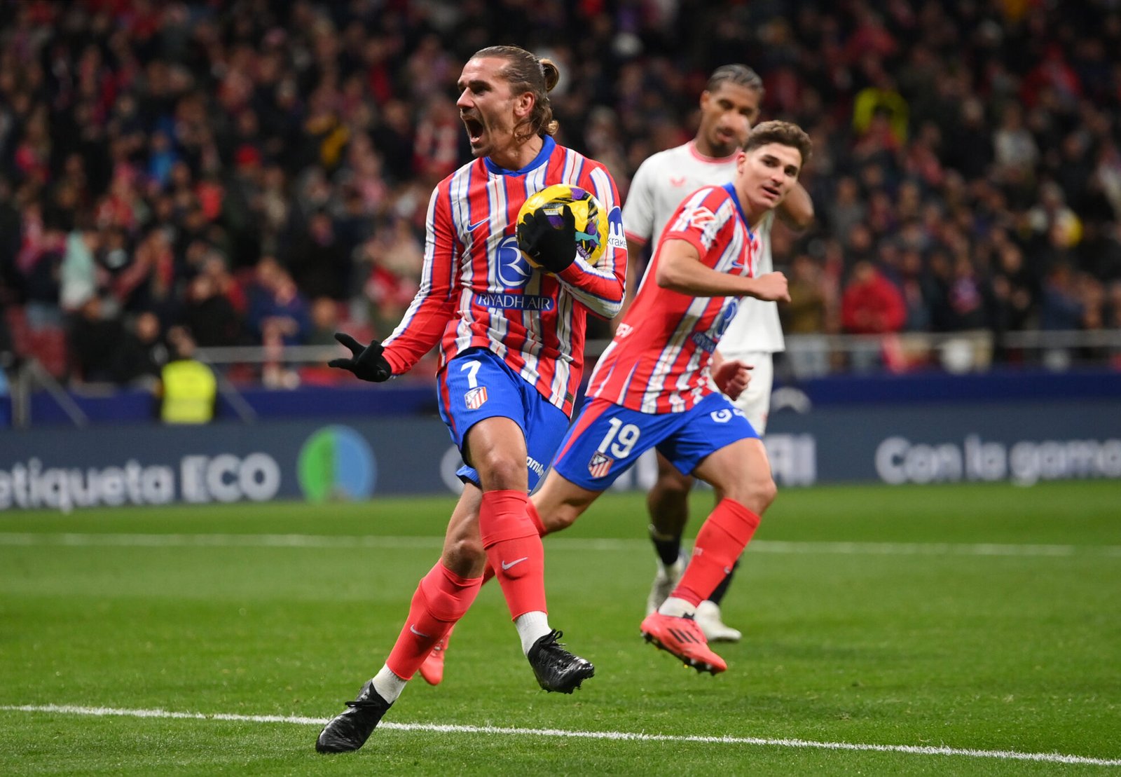 MADRID, ESPAÑA - 08 DE DICIEMBRE: Antoine Griezmann del Atlético de Madrid celebra marcando el segundo gol de su equipo durante el partido de LaLiga entre el Atlético de Madrid y el Sevilla FC en el Riad Air Metropolitano el 08 de diciembre de 2024 en Madrid, España. (Foto de Denis Doyle/Getty Images)