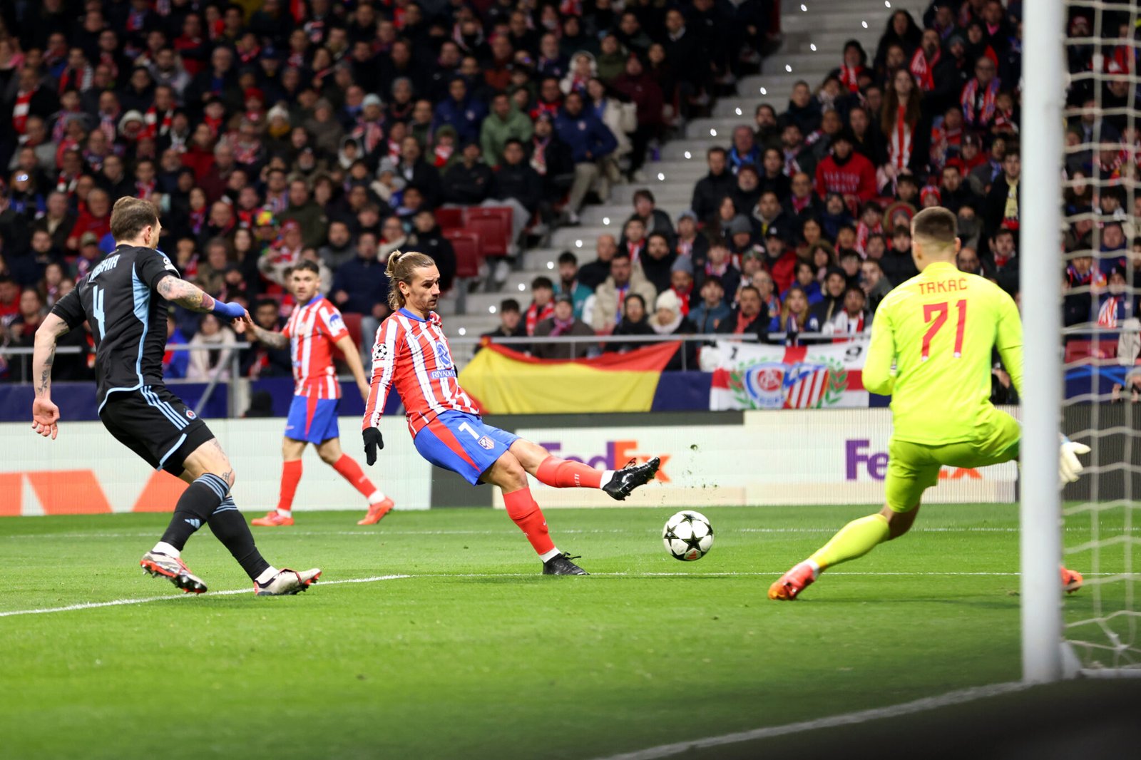 MADRID, ESPAÑA - 11 DE DICIEMBRE: Antoine Griezmann del Atlético de Madrid marca el tercer gol de su equipo durante el partido de la UEFA Champions League 2024/25 Liga Fase MD6 entre el Atlético de Madrid y el SK Slovan Bratislava en el Riad Air Metropolitano el 11 de diciembre de 2024 en Madrid, España. (Foto de Florencia Tan Jun/Getty Images)