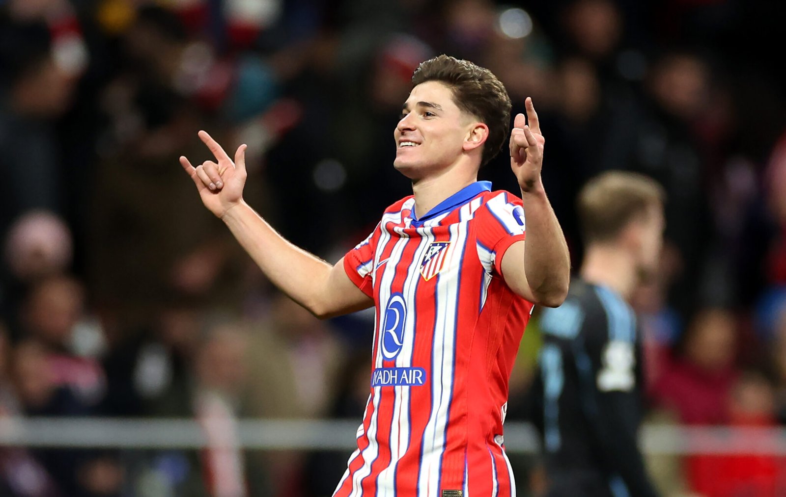 MADRID, ESPAÑA - 11 DE DICIEMBRE: Julián Álvarez del Atlético de Madrid celebra marcando el primer gol de su equipo durante el partido de la UEFA Champions League 2024/25 Liga Fase MD6 entre el Atlético de Madrid y el SK Slovan Bratislava en el Riad Air Metropolitano el 11 de diciembre de 2024 en Madrid, España. (Foto de Florencia Tan Jun/Getty Images)