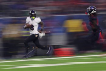 Lamar Jackson #8 de Baltimore Ravens corriendo para un touchdown contra los Houston Texans en el NRG Stadium el 25 de Diciembre de en Houston, Texas. (Fotografía: Tim Warner/Getty Images)