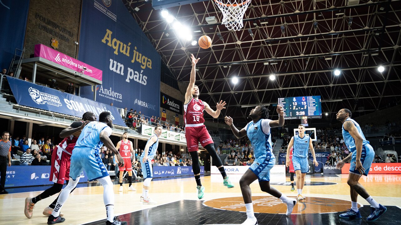 Sulejmanovic tirando ante Doumbouya en la primera parte