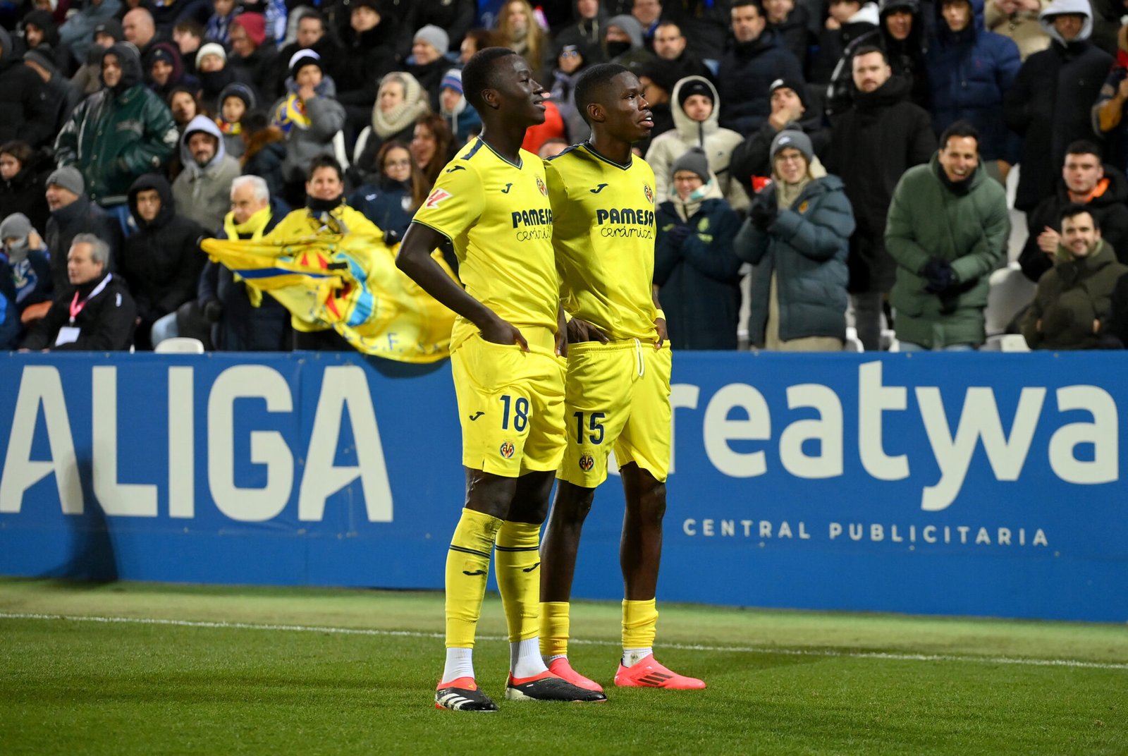 Thierno Barry de Villarreal CF celebrado por el teammate Papa Gueye a partir de los resultados de los teams de 3 goales y completas su trick durante la ligera encuentro con CD Leganes y Villarreal CF