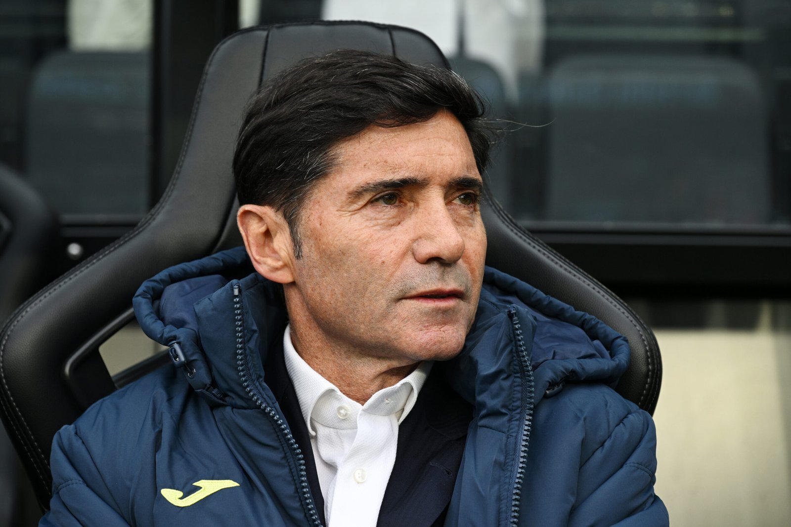 Marcelino, entrenador del Villarreal CF, observa antes del partido de LaLiga EA Sports entre el Celta de Vigo y el Villarreal CF en el Estadio Balaidos el 5 de mayo de 2024 en Vigo, España.