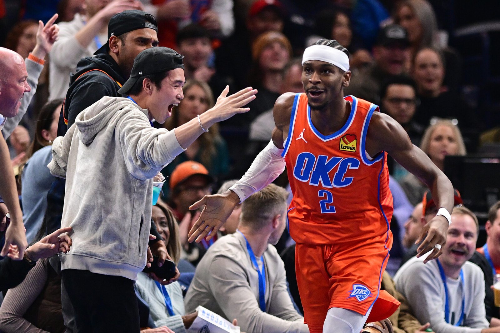 Shai Gilgeous-Alexander #2 con los Oklahoma City Thunder celebrando con los aficionados contra los Dallas Mavericks en el Paycom Center el 10 de Diciembre de 2024. (Fotografía: Joshua Gateley/Getty Images)