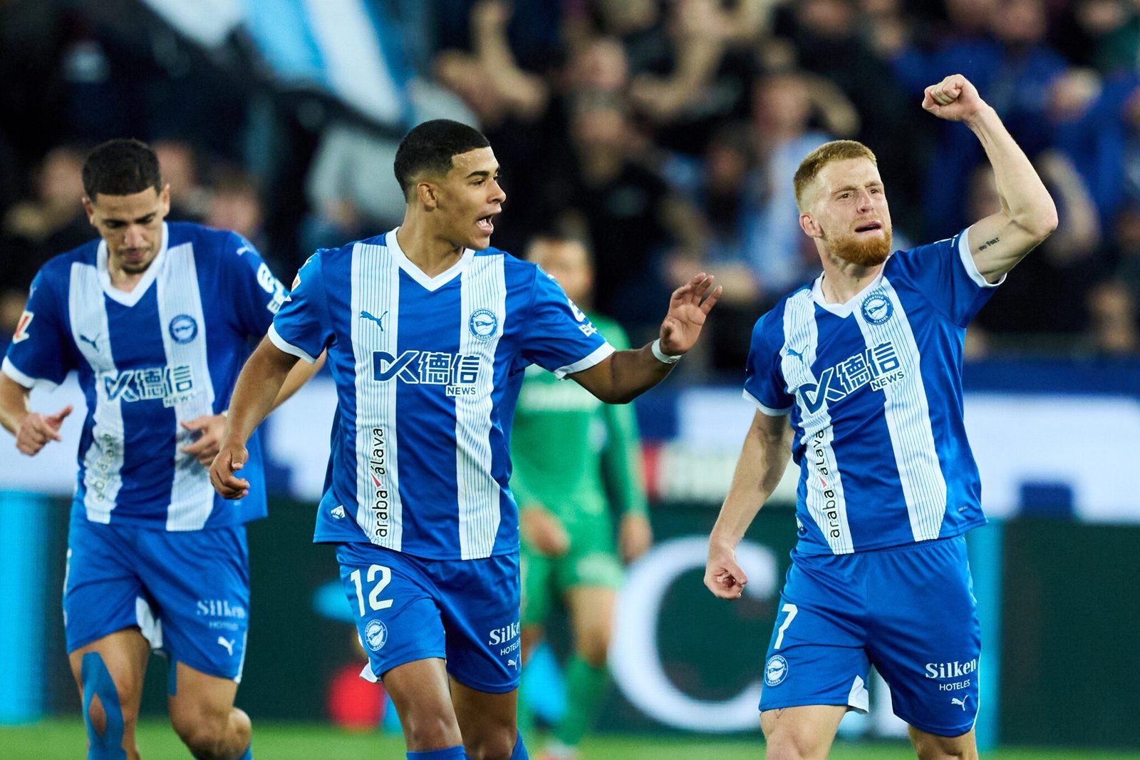 VITORIA-GASTEIZ, ESPAÑA - 30 DE NOVIEMBRE: Carlos Vicente del Deportivo Alaves celebra tras marcar el gol durante el partido de LaLiga entre el Deportivo Alaves y el CD Leganes en el Estadio de Mendizorroza el 30 de noviembre de 2024 en Vitoria-Gasteiz, España. (Foto de Juan Manuel Serrano Arce/Getty Images)