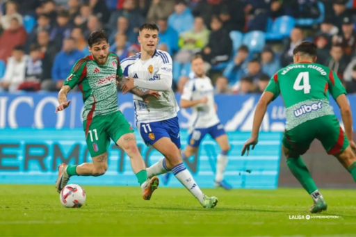 Bazdar y Tsitaishvili disputan el balón durante el encuentro