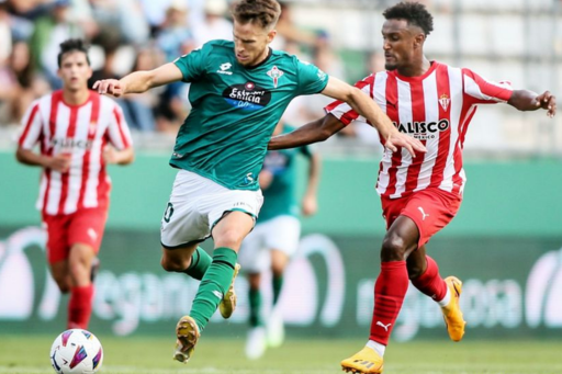 Hassan defendiendo a Señe en el enfrentamiento entre el Sporting de Gijón y el Racing Club de Ferrol en la temporada pasada