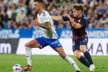 Maikel Mesa perseguido por Mario Soriano en la temporada pasada entre el Real Zaragoza y la SD Eibar