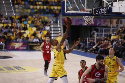 Sylven Landesberg tirando ante Bell-Haynes en la temporada pasada