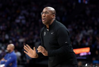 Mike Brown entrenando a los Kings en el partido ante los Detroit Pistons en el Golden 1 Center, el 26 de Diciembre de 2024 (Fotografía Ezra Shaw/Getty Images)