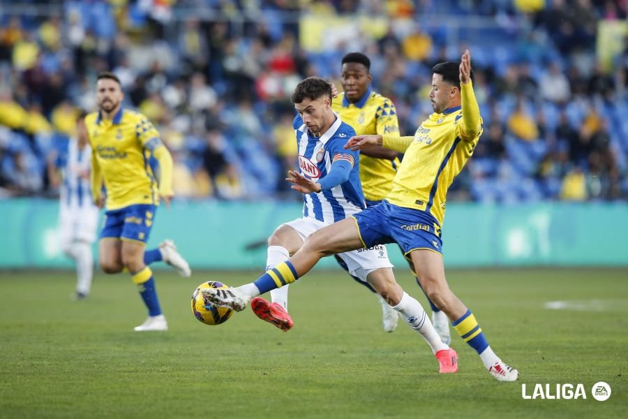 Javi Muñoz y Javi Puado pugnan por el balón en el partido entre la UD Las Palmas y el RCD Espanyol en el Estadio de Gran Canaria. Foto: LaLiga.