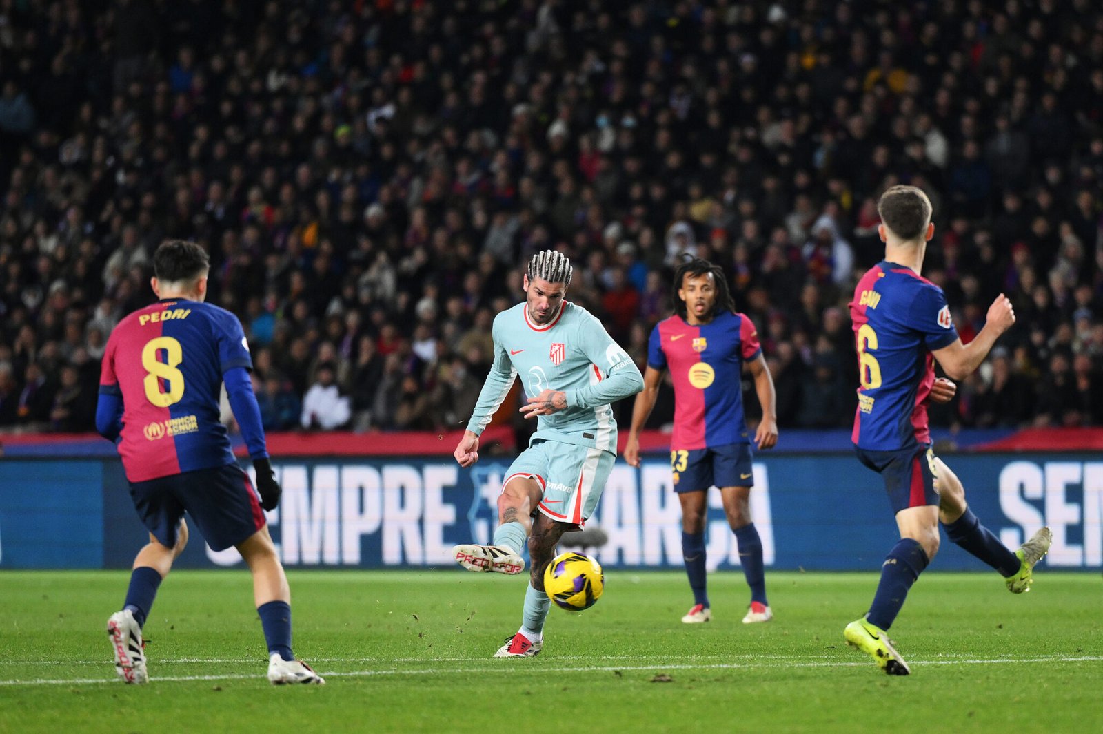 BARCELONA, ESPAÑA - 21 DE DICIEMBRE: Rodrigo De Paul del Atlético de Madrid marca el primer gol de su equipo durante el partido de LaLiga entre el FC Barcelona y el Atlético de Madrid en el Estadi Olimpic Lluis Companys el 21 de diciembre de 2024 en Barcelona, España. (Foto de David Ramos/Getty Images)