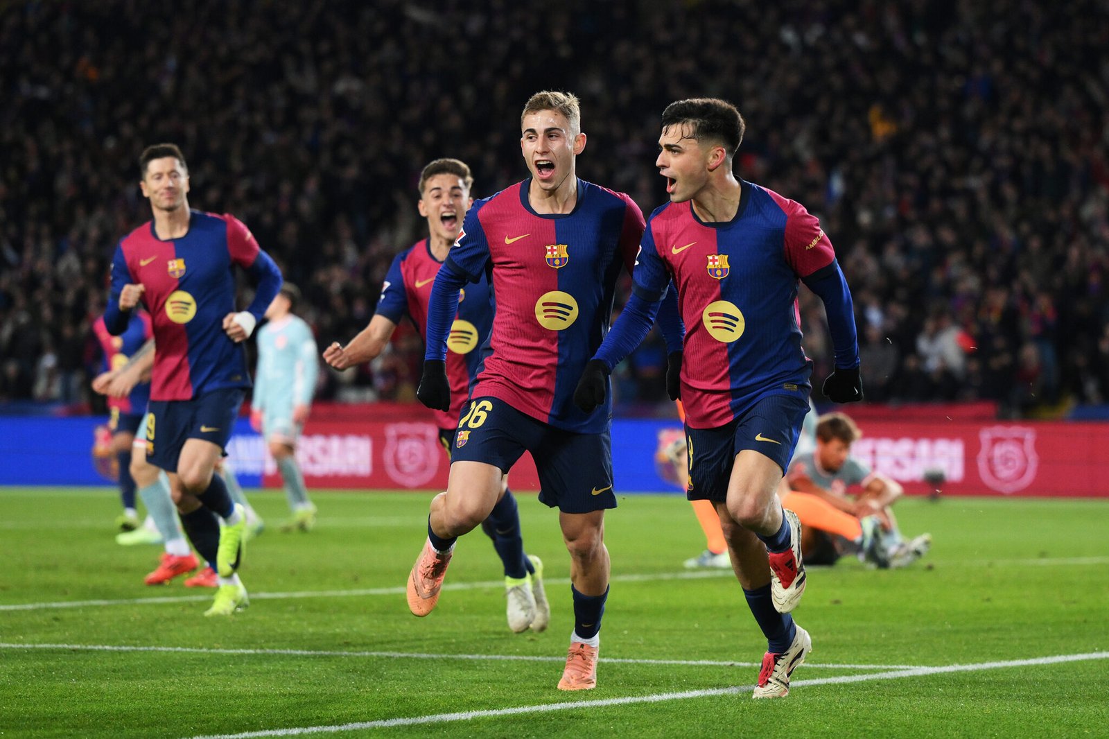 BARCELONA, ESPAÑA - 21 DE DICIEMBRE: Pedri del FC Barcelona celebra el primer gol de su equipo durante el partido de LaLiga entre el FC Barcelona y el Atlético de Madrid en el Estadi Olímpic Lluis Companys el 21 de diciembre de 2024 en Barcelona, España. (Foto de David Ramos/Getty Images)