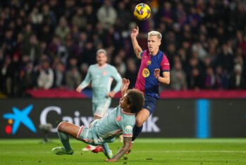 BARCELONA, ESPAÑA - 21 DE DICIEMBRE: Dani Olmo del FC Barcelona es desafiado por Axel Witsel del Atlético de Madrid durante el partido de LaLiga entre el FC Barcelona y el Atlético de Madrid en el Estadi Olimpic Lluis Companys el 21 de diciembre de 2024 en Barcelona, ​​España. (Foto de Alex Caparrós/Getty Images)