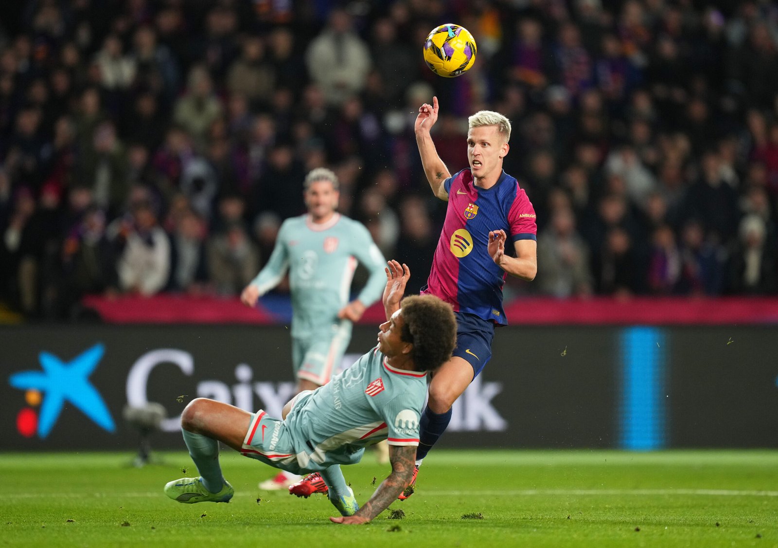 BARCELONA, ESPAÑA - 21 DE DICIEMBRE: Dani Olmo del FC Barcelona es desafiado por Axel Witsel del Atlético de Madrid durante el partido de LaLiga entre el FC Barcelona y el Atlético de Madrid en el Estadi Olimpic Lluis Companys el 21 de diciembre de 2024 en Barcelona, ​​España. (Foto de Alex Caparrós/Getty Images)